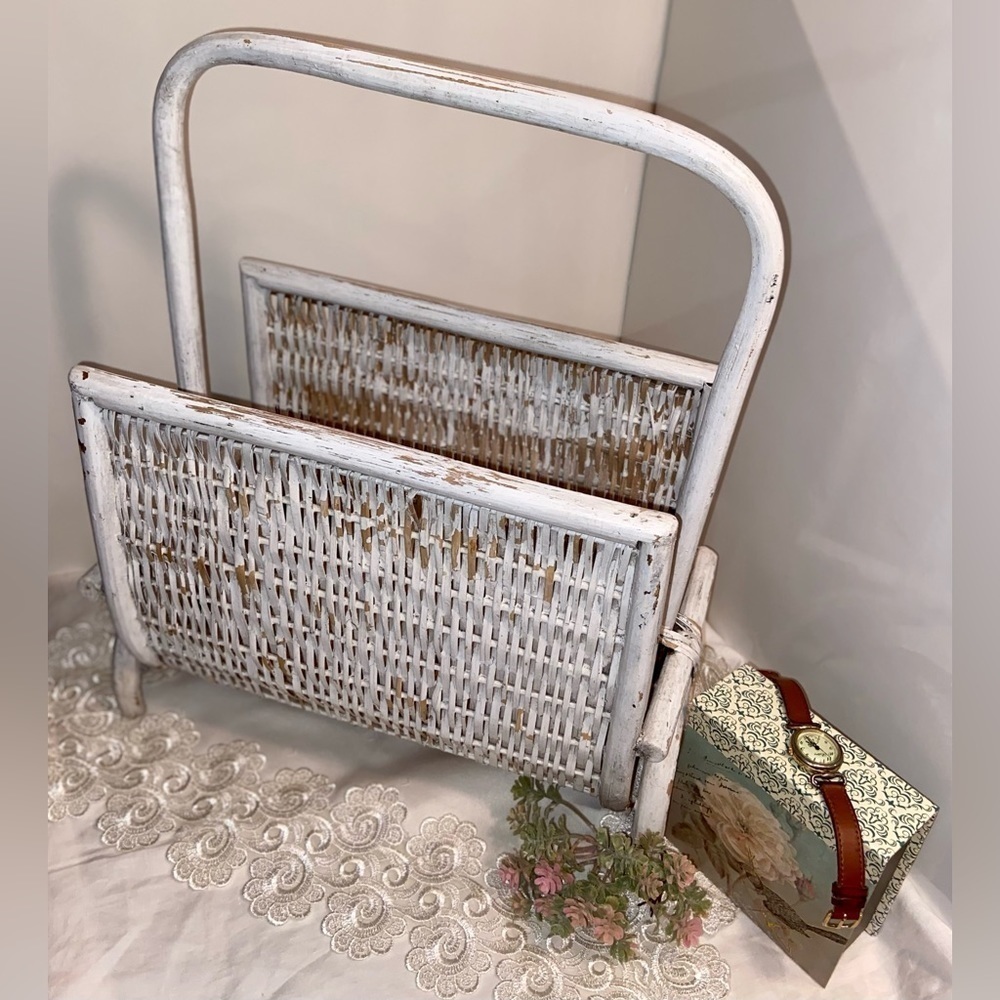 3/75$ Vintage distressed‎ painted white wicker Magazine holder farmhouse style